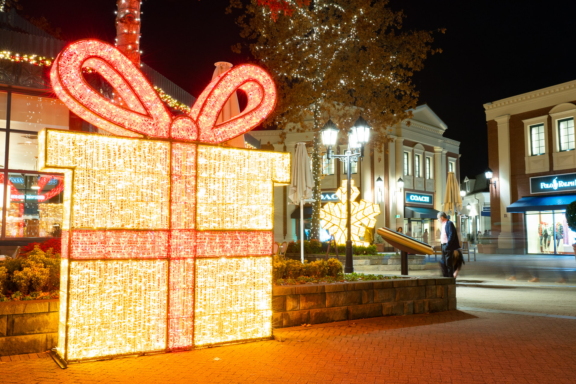 Commercial lighting installation: commercial christmas custom structures 7823