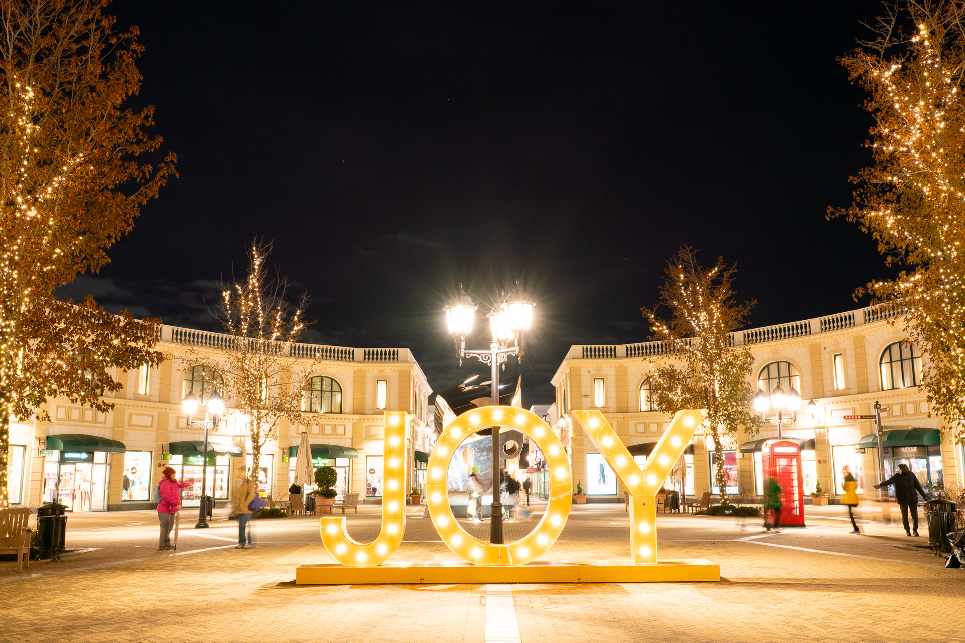 Commercial lighting installation: commercial christmas custom structures 7829